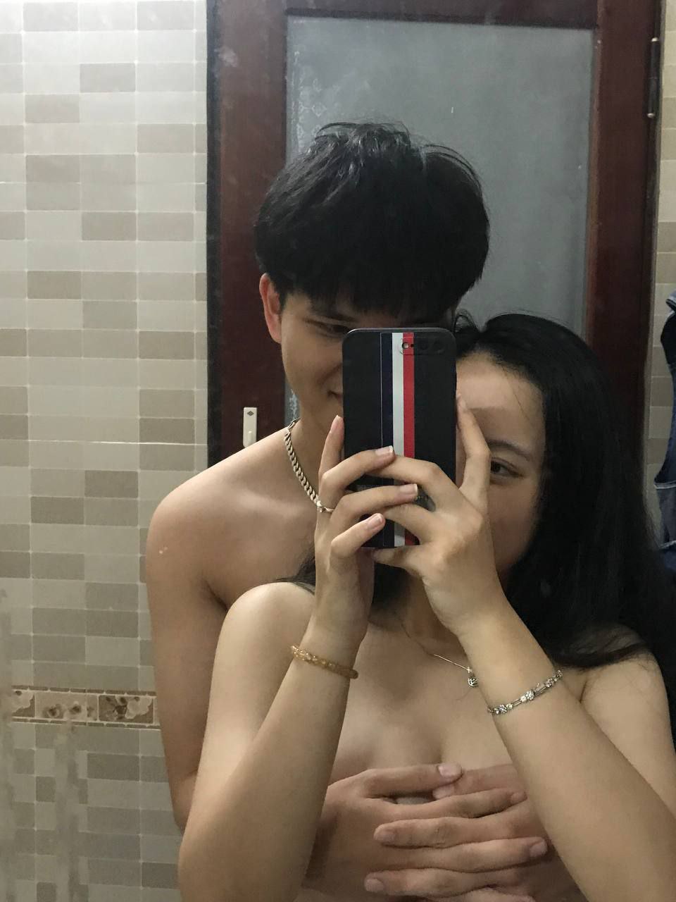 vú to khoe